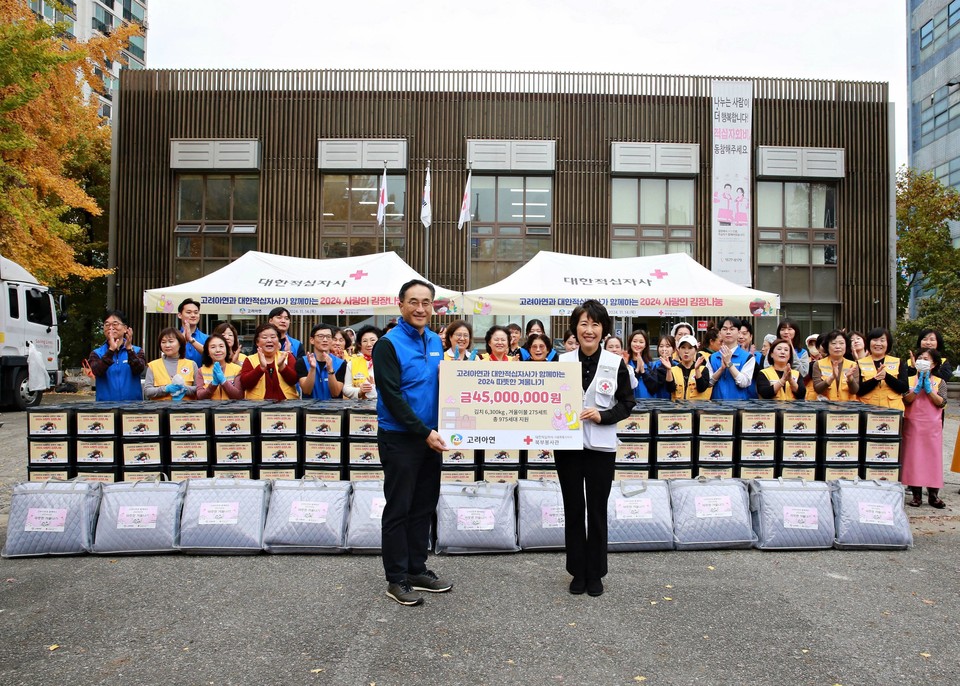 고려아연이 취약계층 따뜻한 겨울나기 지원을 위해 적십자사 서울지사에 기부금을 전달하고 봉사활동에 동참했다. 전달식 후 김기준 고려아연 지속가능경영본부장(왼쪽), 허혜숙 적십자사 서울지사 사무처장이 기념촬영을 하고 있다. 사진=고려아연