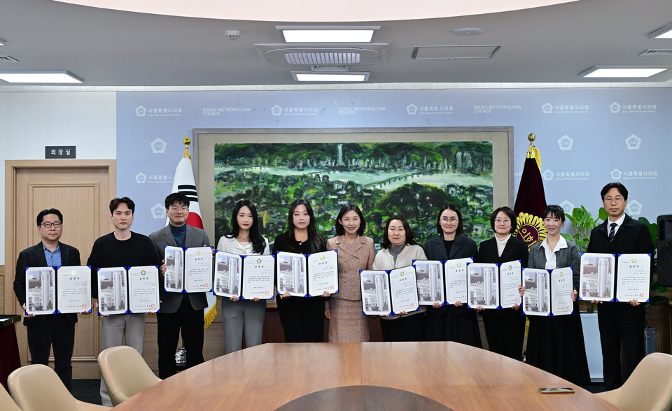 최호정 서울시의회 의장이 행감 유공직원들과 기념 사진을 촬영하고 있다. 사진=서울시의회