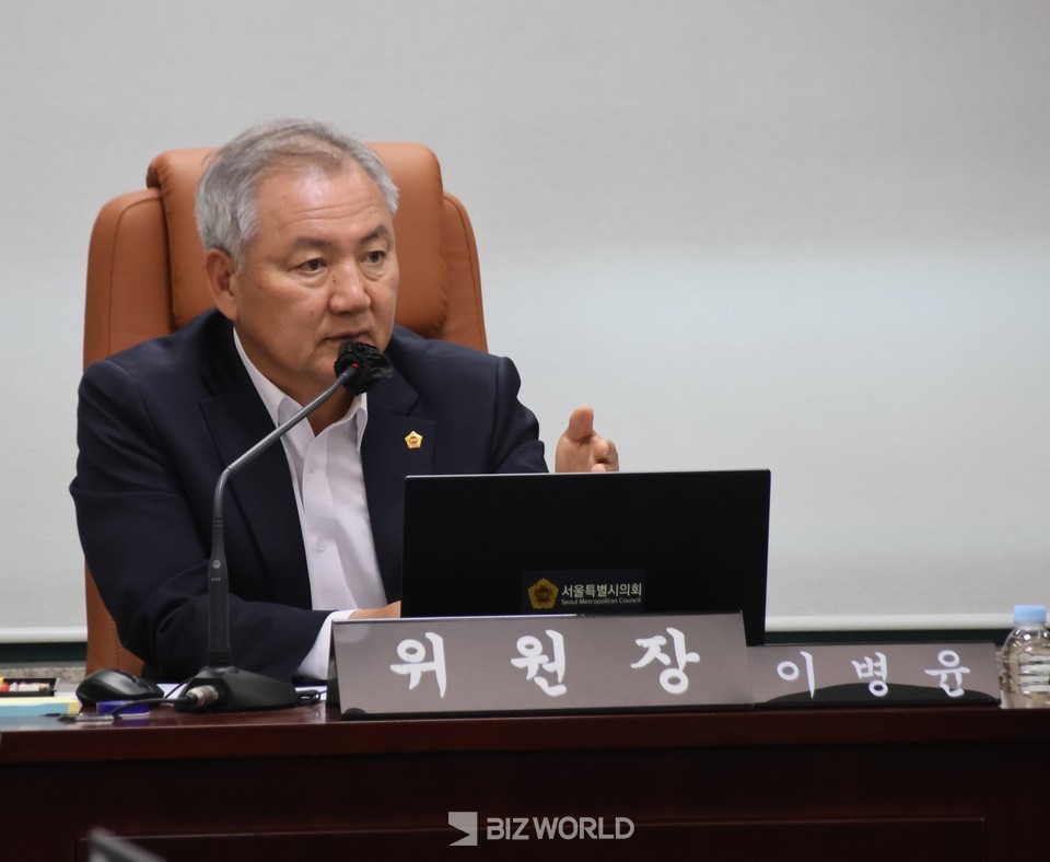 이병윤 교통위원장이 행정사무감사를 진행하고 있다. 사진=손진석 기자