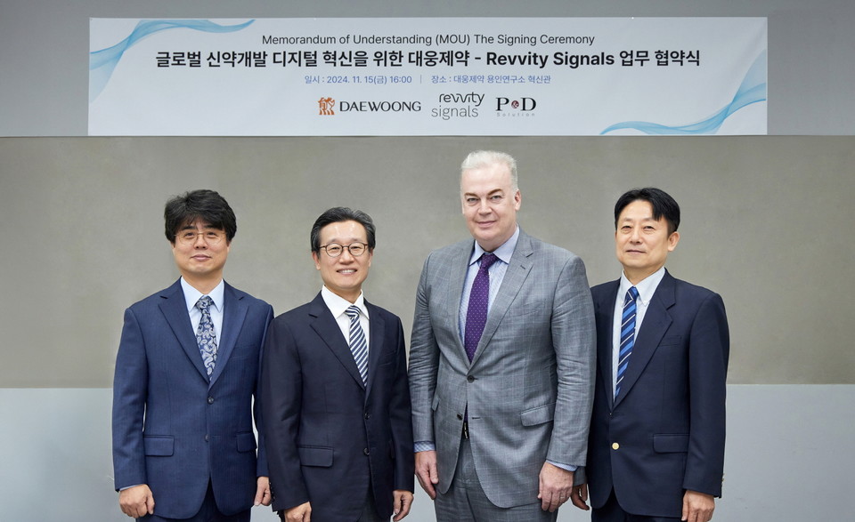 (왼쪽부터) 오경석 대웅제약 연구위원, 박준석 대웅제약 신약센터장, 찰스 코이네 레비티 시그널즈 아시아 태평양 총괄, 김성기 피앤디솔루션 대표가 15일 대웅제약 용인연구소에서 신약 개발 연구 시스템의 디지털 전환 가속화를 위한 업무협약을 맺은 후 기념촬영을 하고 있다. 사진=대웅제약