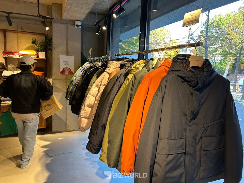 하바티 서울점 1층 매장에 걸려 있는 LF 히스 헤지스와 하바티의 협업 제품 모습. 히스 헤지스와 하바티의 협업 포스터에 관심을 갖는 고객의 모습도 보인다. 사진=김선주 기자 