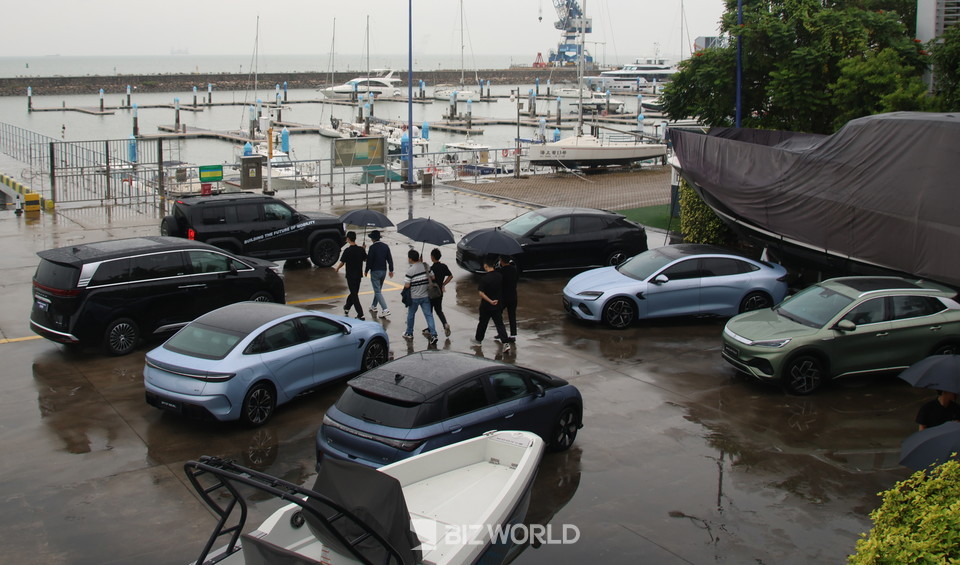 19일 황저우 국제 요트 타운에 마련된 행사장에 국내 소개 될 것으로 보이는 BYD 차량 6대가 전시되어 있다. 사진=손진석 기자