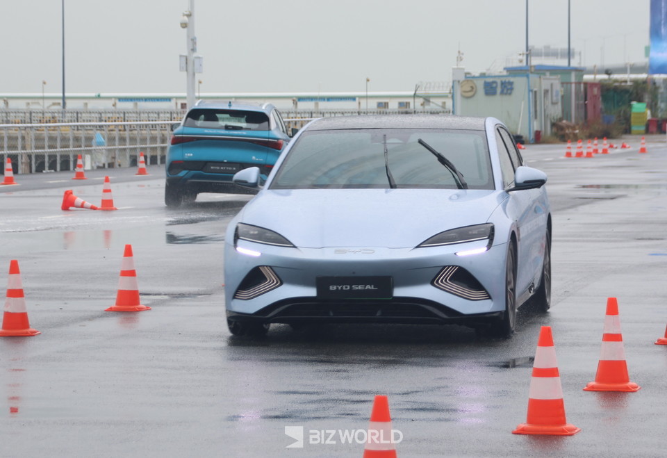 19일 황저우 국제 요트 타운에 마련된 짐타나 트랙에서 차량 시승체험을 하고 있다. 사진=손진석 기자