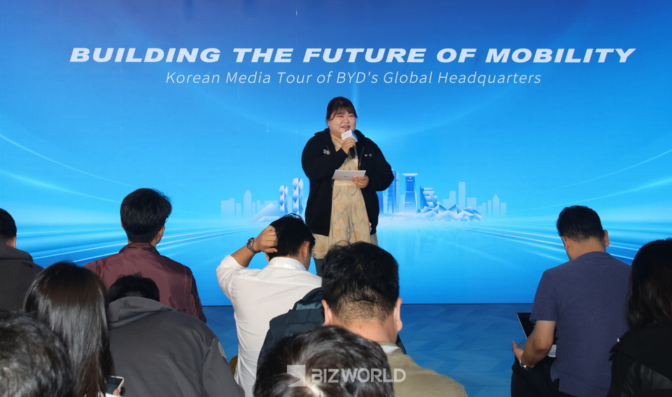 BYD코리아 프로젝트추진팀 윤세미 실장이 행사를 진행하고 있다. 사진=손진석 기자