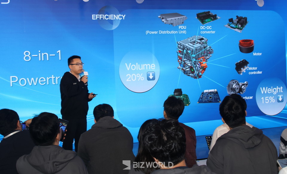 마이클슈 제품 트레이너가 전기차 전용 플랫폼 e-Platform 3.0과 8-in-1 전기 파워트레인에 대해 설명하고 있다. 사진=손진석 기자