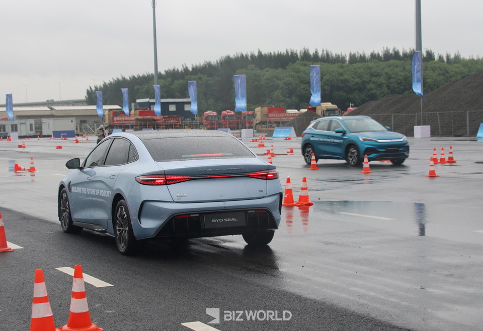 19일 황저우 국제 요트 타운에 마련된 짐타나 트랙에서 주행하고 있는 SEAL과 ATTO 3. 사진=손진석 기자