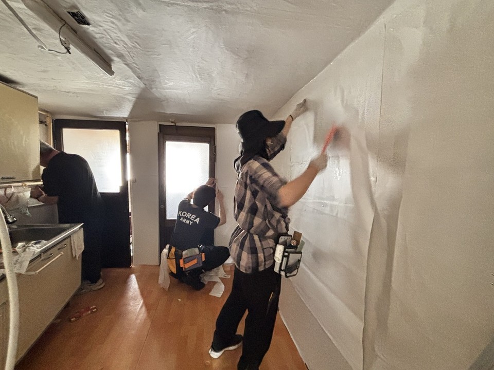 서울주택도시공사 임직원들이 주거취약 가구를 대상으로 집수리 봉사활동을 하고 있다. 사진=SH공사