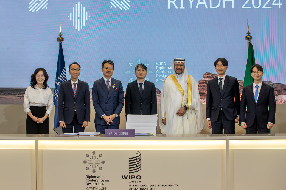 지난 22일(현지시간) 오후 사우디아라비아 리야드 킹 압둘아지즈 국제컨퍼런스센터에서 대한민국 대표단이 다렌 탕(Daren Tang) WIPO 사무총장(왼쪽 세 번째), 압둘아지즈 알-스와일렘(Abdulaziz Al-Swailem) 사우디아라비아 특허청장(왼쪽 다섯 번째), 특허청 김지맹 과장(왼쪽 네 번째)과 기념 사진을 촬영하고 있다. 사진=세계지식재산기구