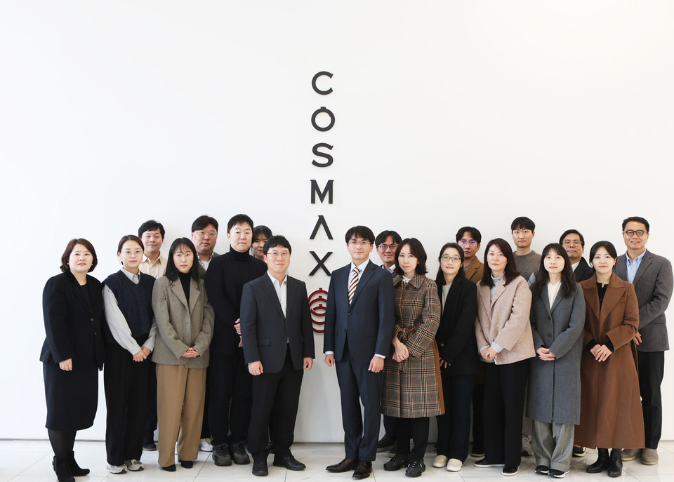 26일 경기도 성남시 코스맥스 R&I센터에서 진행한 코스맥스-특허청 간담회에서 박천호 코스맥스 R&I 유닛장(왼쪽에서 여덟 번째)와 좌승관 특허청 화학생명심사국장 직무대리(왼쪽에서 아홉 번째)를 비롯한 양측 주요 참석자들이 기념촬영을 하고 있다. 사진=코스맥스