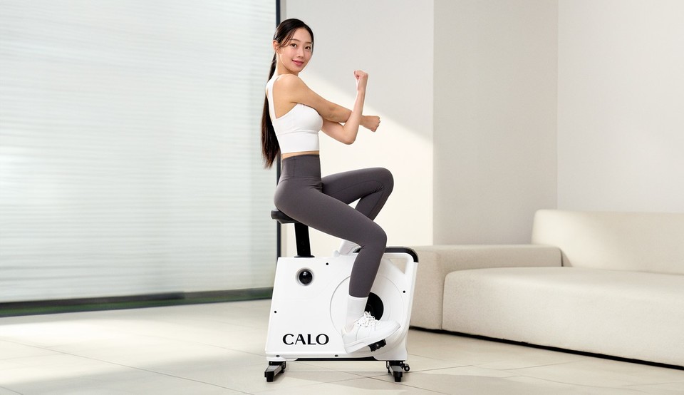 헬스케어 홈 디바이스 브랜드 ‘칼로(Calo)’가 접이식 실내 자전거 ‘리바이크’를 선보이며, 좁은 공간에서도 손쉽게 운동할 수 있는 새로운 솔루션을 제시했다고 27일 밝혔다. 사진=칼로