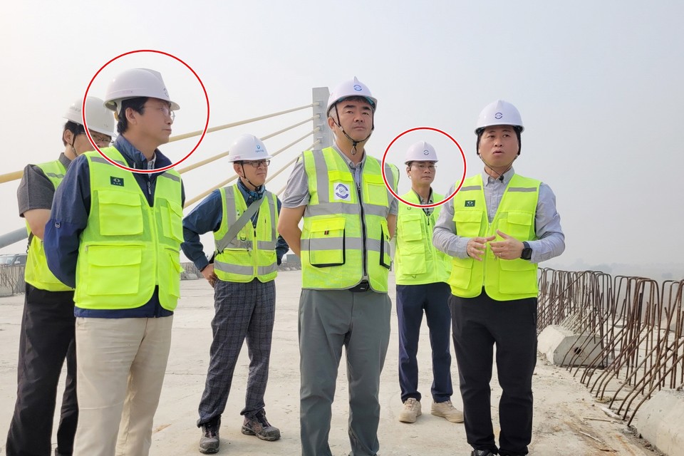 정원주 대우건설 회장이 인도 비하르 교량 건설 현장을 방문해 임직원들과 현장을 살펴보고 있다. 그러나 일부 임직원들이 안전모 턱끝을 제대로 하지 않아 안전 불감증이 여전한 모습을 보였다. 사진=대우건설