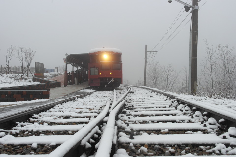 험준한 산악지대를 지그재그로 오르는 스위치백트레인. 사진=하이원추추파크