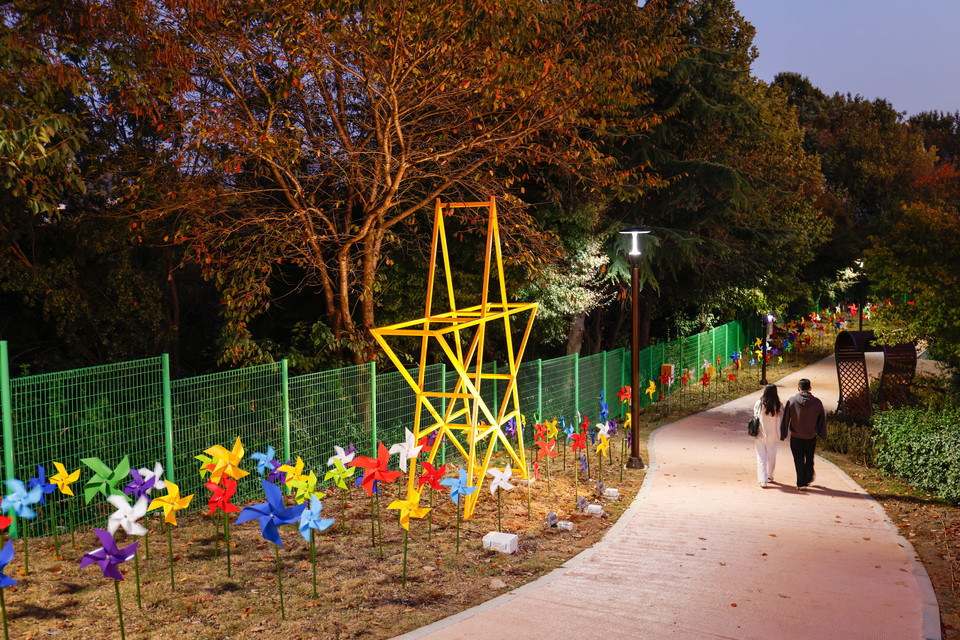 새로 조성된 별모양 조형물과 바람개비. 사진=오원호