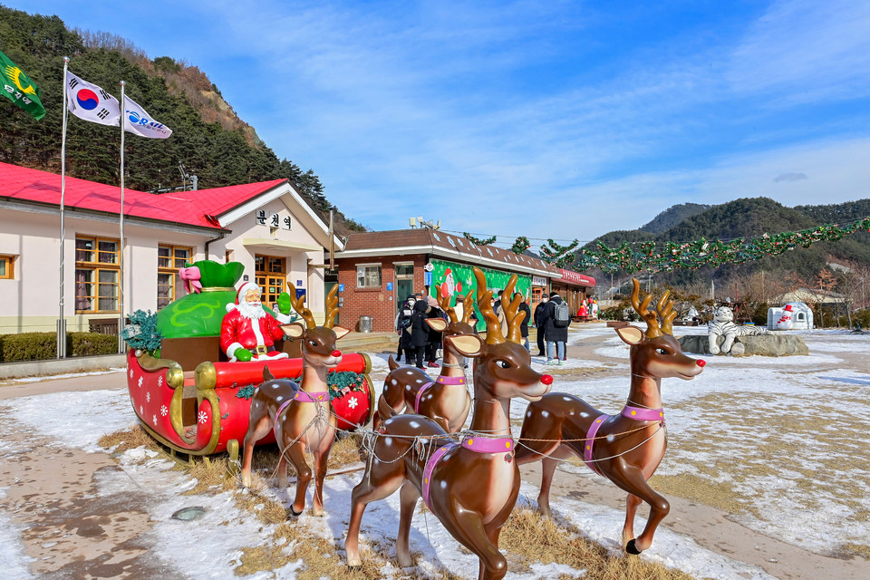 분천역 광장의 루돌프와 산타 모형. 사진=봉화군