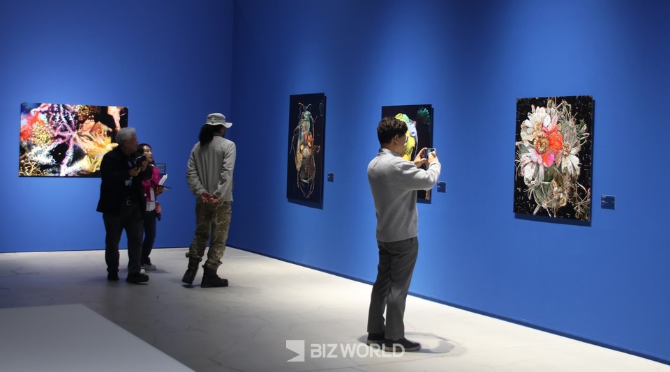 울산 시립미술관 특별전을 찾은 관람객들이 전시된 작품을 감상하고 있다. 사진=손진석 기자