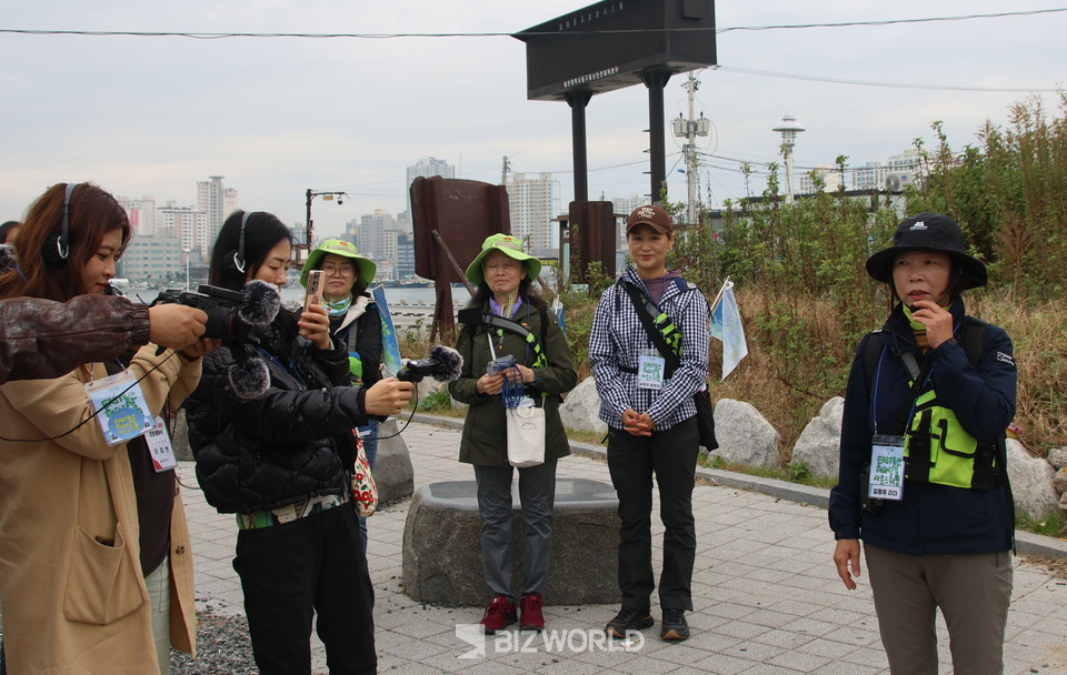 사운드 워킹 참가자들이 문화해설사의 설명을 듣고 있다. 사진=손진석 기자