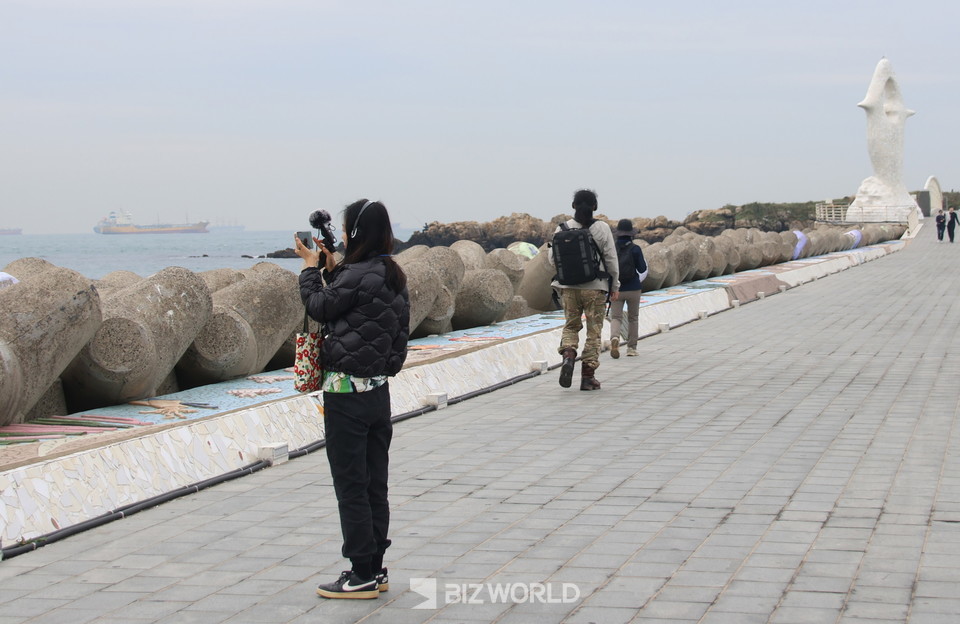 사운드 워킹 참가자가 슬도로 가는 방파제에서 바다소리를 듣고 있다. 사진=손진석 기자