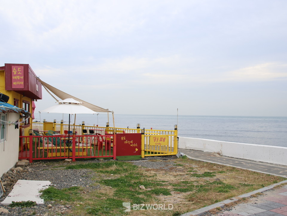 슬도 옆 카페에서 진한 커피향이 흘러나와 지나다니는 탐방객들의 발길을 잡는다. 사진=손진석 기자