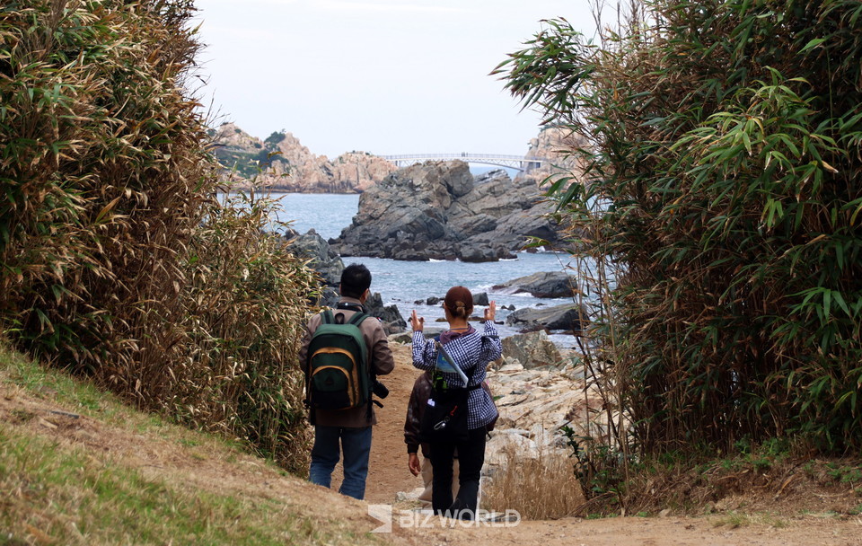 성끝마을길을 벗어나는 곳에서 보이는 대왕암 풍경을 감상하고 있는 관광객. 사진=손진석 기자