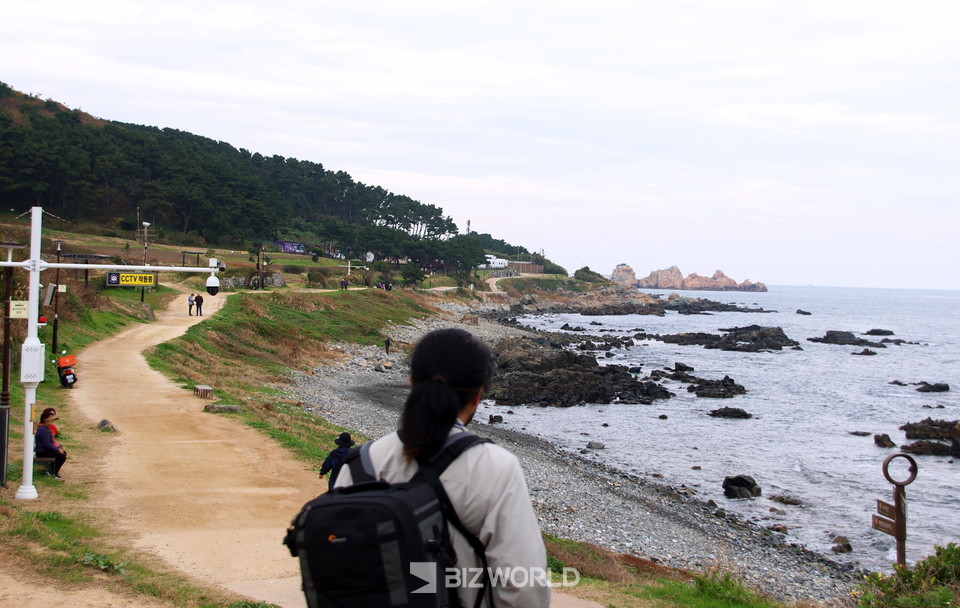 대왕암으로 가는 바닷길 초입. 사진=손진석 기자