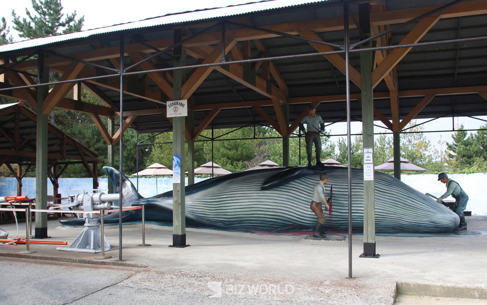 고래 해체작업 모형과 고래를 잡던 포가 전시되어 있다. 사진=손진석 기자