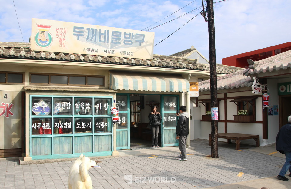 방문객이 기념 사진을 촬영하고 있다. 사진=손진석 기자