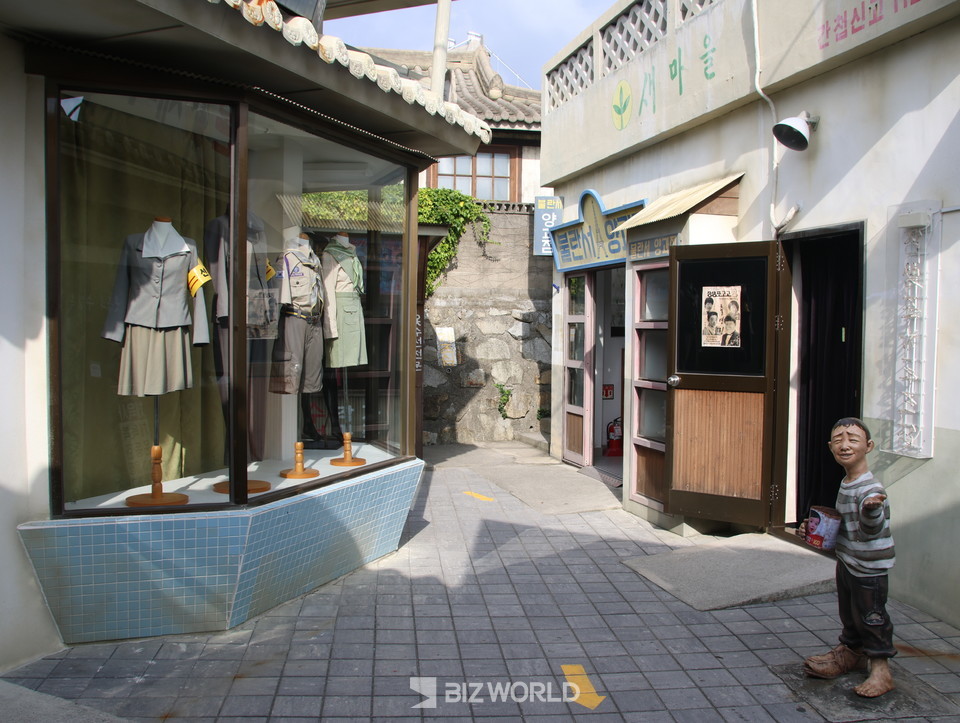 70년대 장생포 마을의 당시 모습을 재현해 놓은 모습의 골목. 사진=손진석 기자