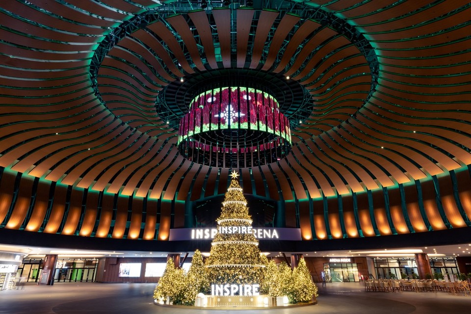 다목적홀 ‘로툰다’에 설치된 대형 크리스마스 트리와 디지털 샹들리에의 크리스마스 시즌 미디어 아트. 사진=모히건 인스파이어 엔터테인먼트 리조트