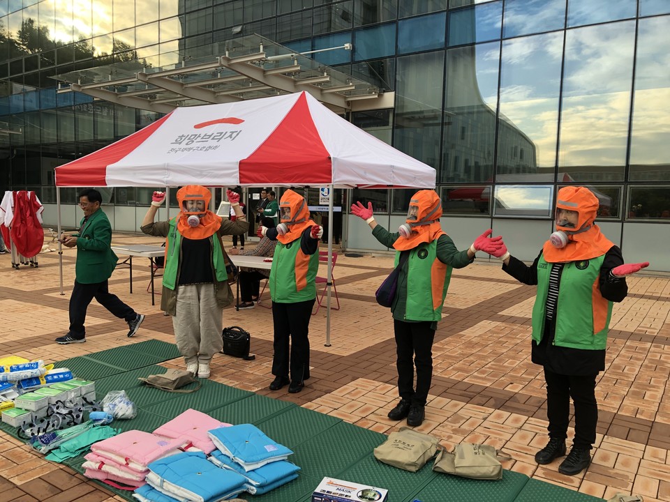 재해구호 전문인력 양성교육에 참여한 교육생들이 '화재대피 및 화생방교육' 실습을 하고 있다. 사진=희망브리지