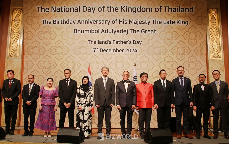 태국 국경일 행사에 참석한 관계자들이 기념 사진을 촬영하고 있다. 사진=손진석 기자