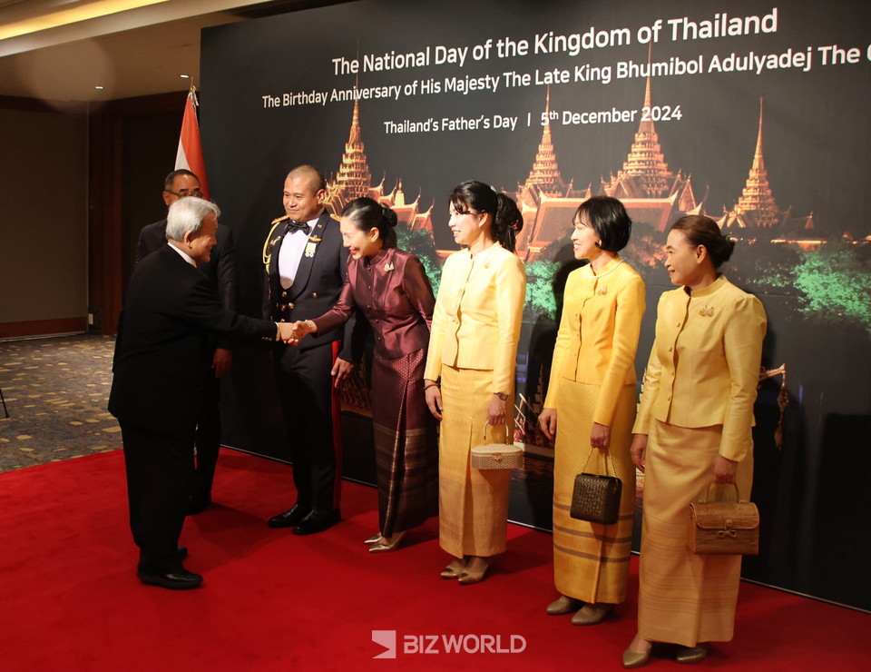 타니 쌩럇 태국 왕국 대사 와 대사관 관계자들이 기념식에 참석자들과 인사를 나누고 있다. 사진=손진석 기자