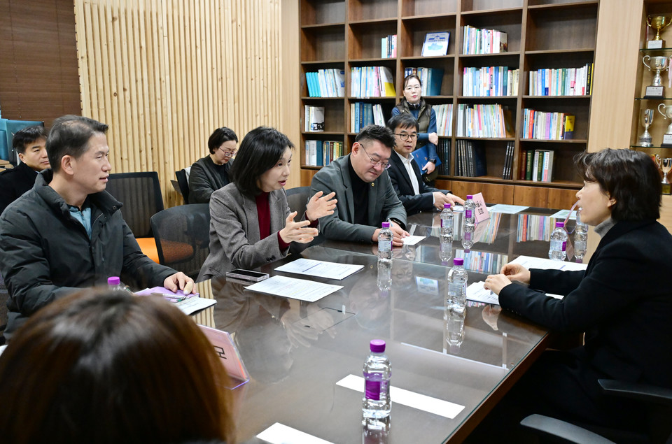 최호정 서울시의회 의장( 가운데열 왼쪽 두번째))과 박상혁 교육위원장(가운데열 오른쪽 두번째)은 교육공무직원 파업으로 급식 중단된 중학교를 긴급 방문해 현장 점검과 학부모, 학교, 현장 관계자들과 간담회를 개최했다. 사진=서울시의회