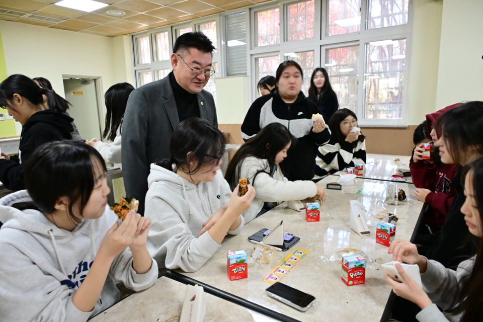박상혁 교육위원장이 학교 급식 상황을 점검하고 있다. 사진=서울시의회