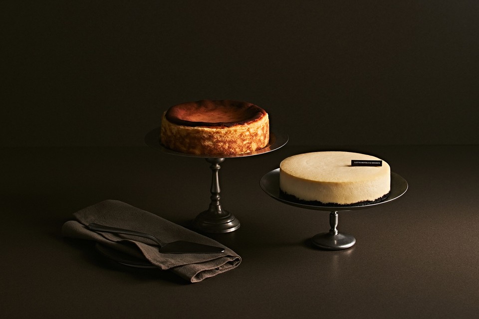 롯데호텔앤리조트가 온라인 판매 전용 PB상품 2종 ‘뉴욕 치즈케이크’와 ‘바스크 치즈케이크’를 출시했다. 사진=롯데호텔앤리조트