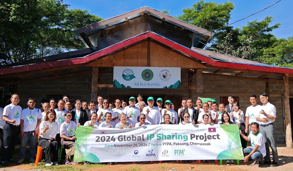 국제 지식재산 나눔사업 최종 세미나(라오스·도미니카공화국·우즈베키스탄) 종료 후 참가자들이 기념촬영을 하고 있다. 라오스 행사 장면. 사진=한국발명진흥회