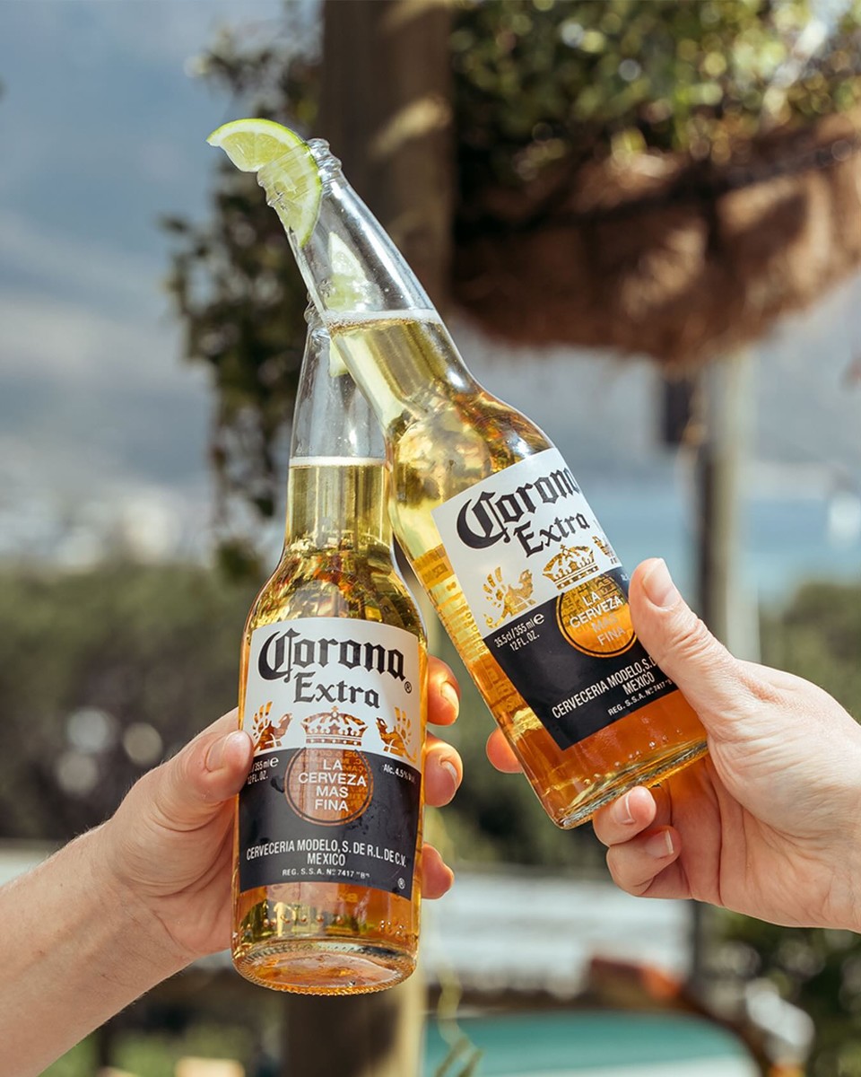 해변과 잘 어울리는 황금빛 맥주 '코로나'. 사진=코로나
