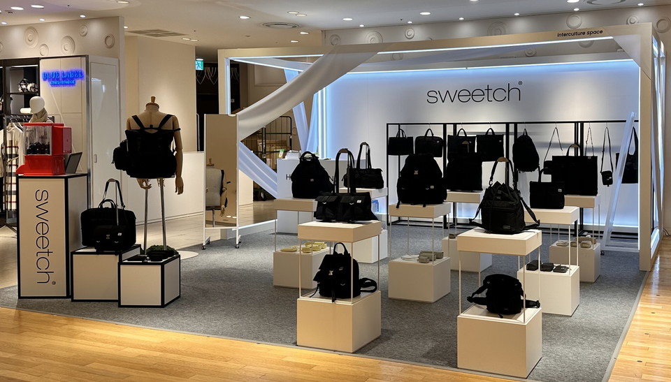국내 가방 전문 브랜드 '스위치(SWEETCH)'는 일본 간사이의 상징인 한큐우메다 백화점 본점(오사카)에서 2024 가을/겨울(F/W) 신상품부터 다양한 제품을 선보이는 팝업스토어를 오는 17일까지 운영한다고 13일 밝혔다. 사진=스위치