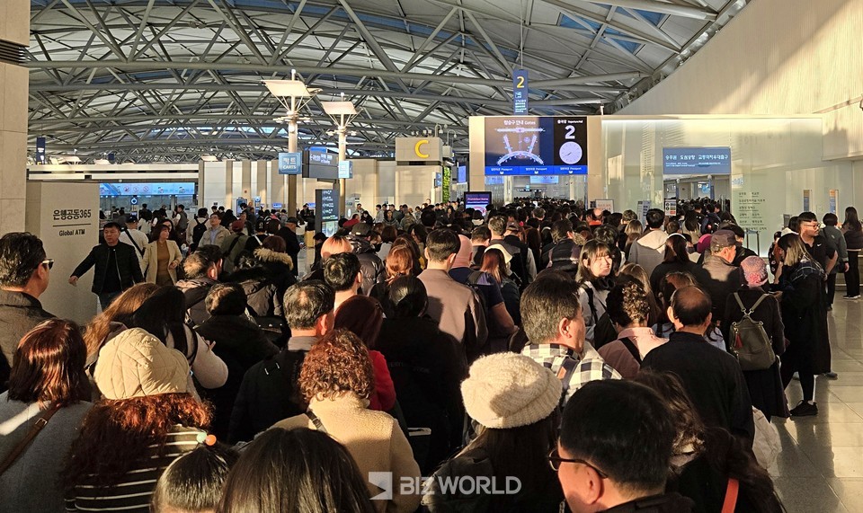 해외여행을 떠나기위해 이른아침 인천국제공항을 찾은 관광객들. 사진=손진석 기자
