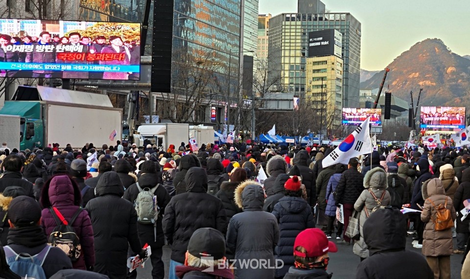거리에서 시위를 하고 있는 시민들. 사진=비즈월드뉴스 자료