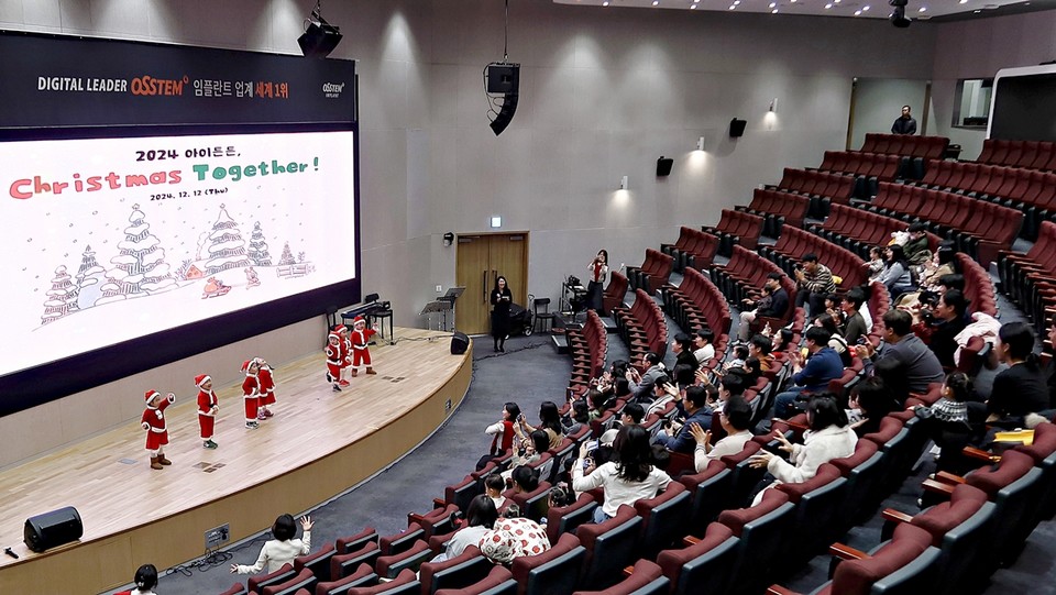 지난 12일 서울 강서구 오스템임플란트 트윈타워 대강당에서 열린 ‘아아튼튼 작은 음악회’ 행사 모습. 오스템임플란트 아이튼튼 어린이집이 주최했다. 사진=오스템임플란트