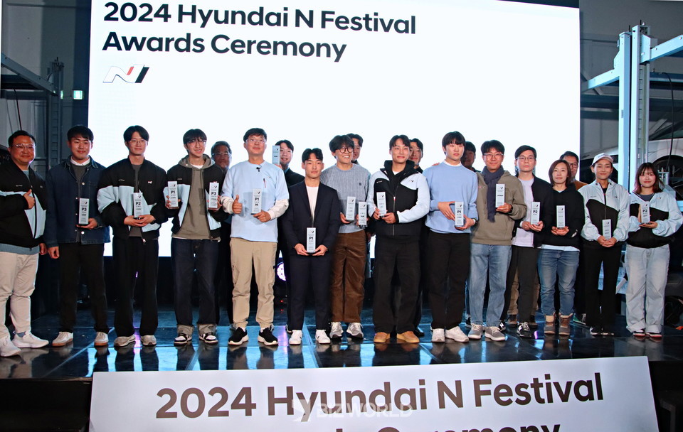 현대 N 페스티벌 2024 종합시상식 참가자들이 기념 사진을 촬영하고 있다. 사진=모터스포츠 기자단