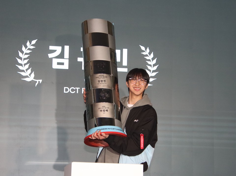 N1 클래스 시즌 우승자인 김규민 선수가 트로피를 들고 기념 사진을 촬영하고 있다. 사진=모터스포츠 기자단