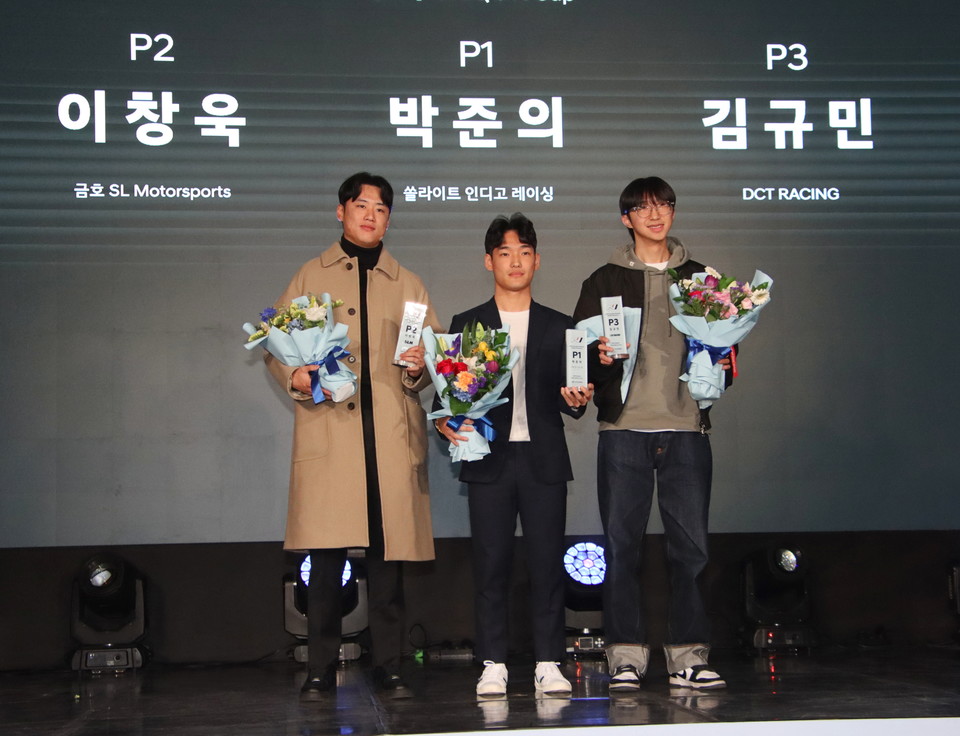 eN1 클래스 2024시즌 우승 선수들이 기념 사진을 촬영하고 있다. 사진=모터스포츠 기자단