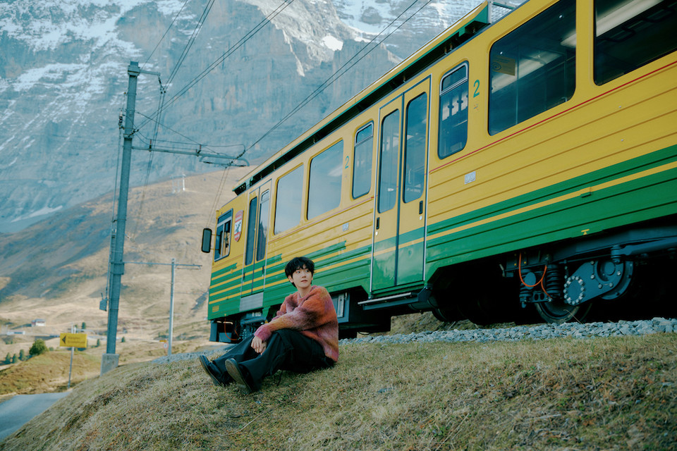융프라우에서 가수 백현이 사진을 촬영하고 있다. 사진=스위스정부관광청