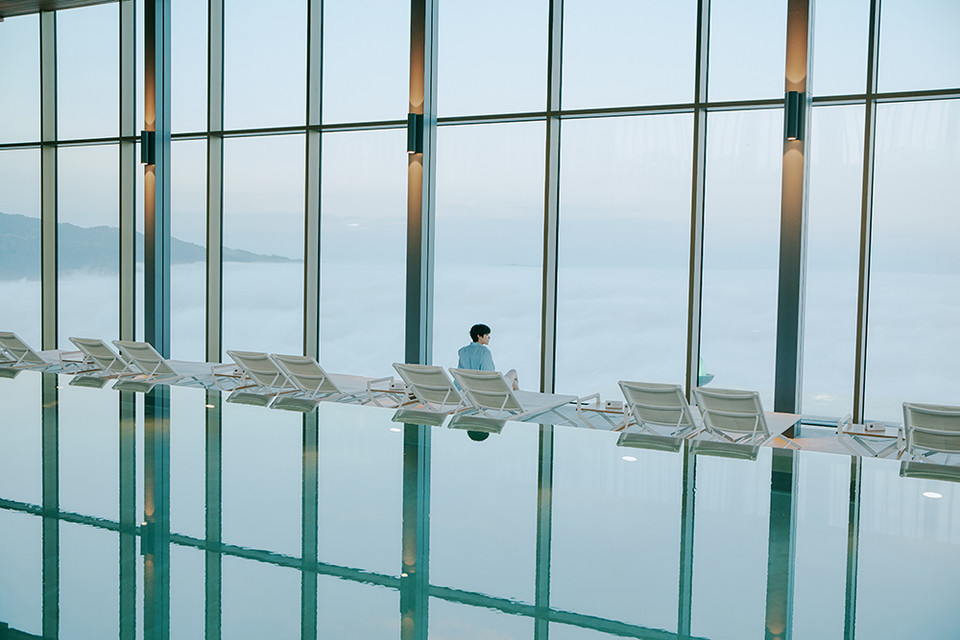 가수 백현이 루체른 뷔르겐슈톡에서 경치를 감상하고 있다. 사진=스위스정부관광청