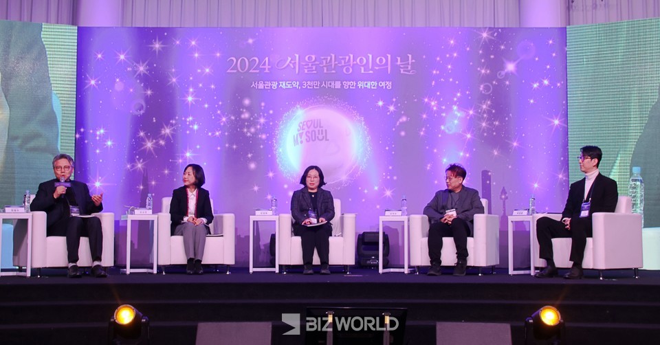 좌장인 한범수 명예교수(왼쪽 첫번째)가 토론을 진행하고 있다. 사진=손진석 기자