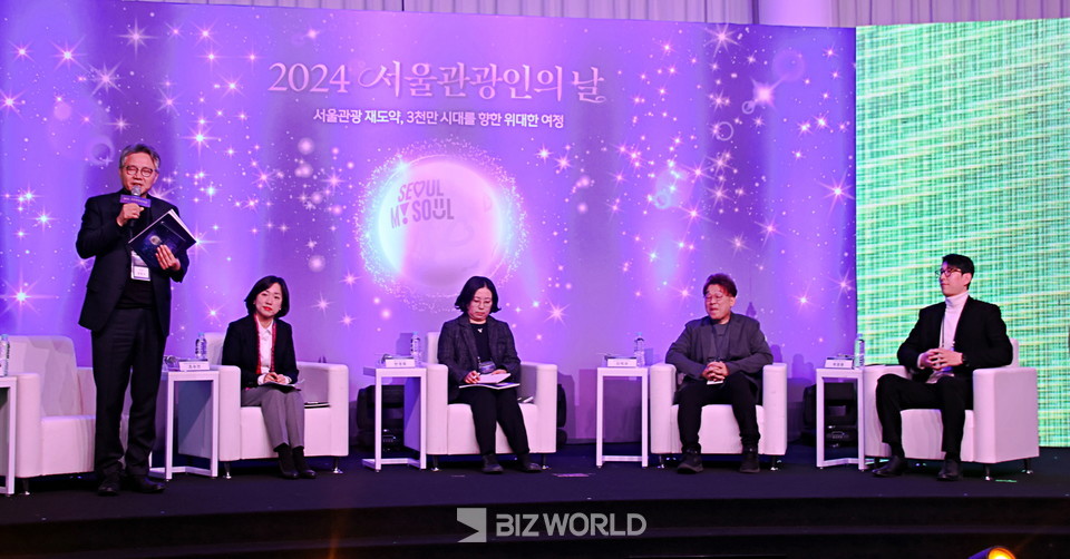 한범수 명예교수(왼쪽부터)가 조수진 서울시 관광체육국 관광산업과 관광산업정책팀장, 반정화 서울연구원 센터장, 신익수 매일경제 기자, 박창환 동서대학교 관광경영컨벤션학과 교수와 함께 현장 참가자들의 질문을 받고 토론 참가자들의 의견을 듣는 시간을 가지고 있다.. 사진=손진석 기자