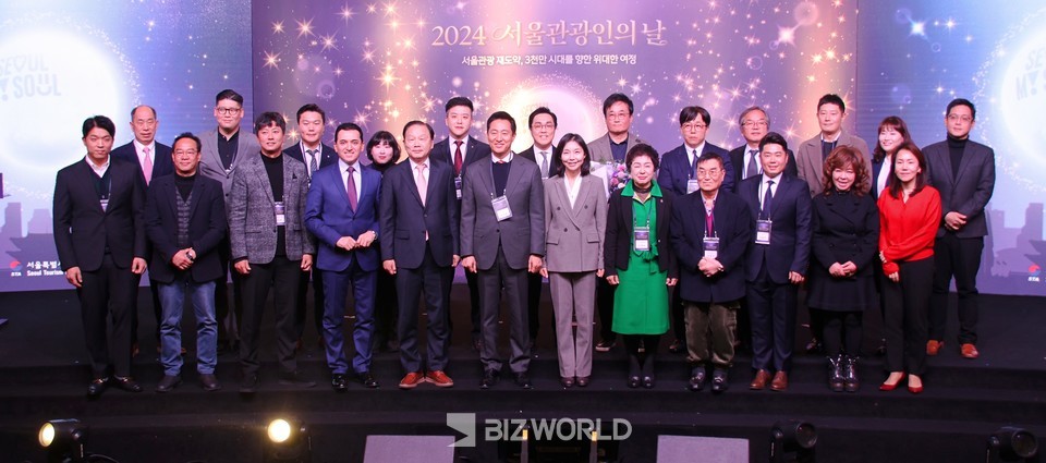 오세훈 서울시장(왼쪽 여성번째)와 최호정 서울시의회 의장(왼쪽 일곱번째), 길기연 서울관광재단 대표이사(왼쪽 다섯번째), 조태숙 서울시관광협회장(왼쪽 여덟번째), 오시난 서울글로벌명예관광시장(왼쪽 네번째)가 ‘2024 서울관광인의 날’ 행사 참석자들과 기념 사진을 촬영하고 있다. 사진=손진석 기자