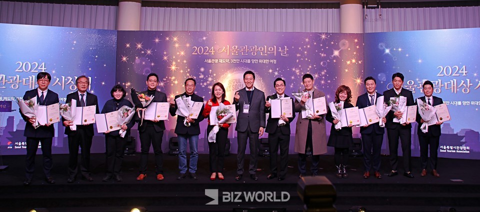 오세훈 서울시장이 서울특별시장 표창 수상자들과 기념 사진을 촬영하고 있다. 사진=손진석 기자