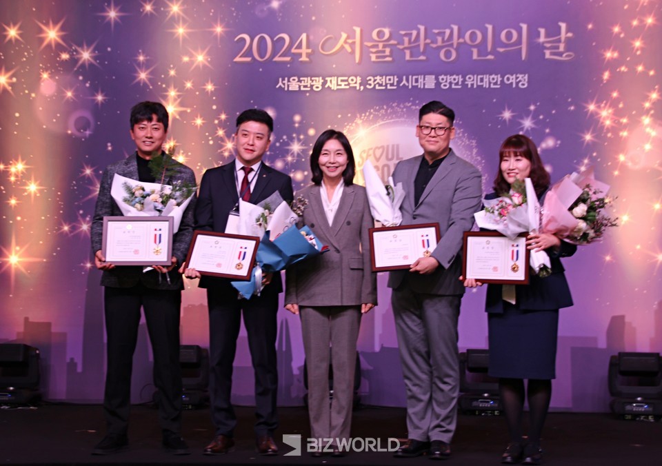 최호정 서울시의회 의장이 '서울시의회 의장상' 수상자와 기념 사진 촬영을 하고 있다. 사진=손진석 기자